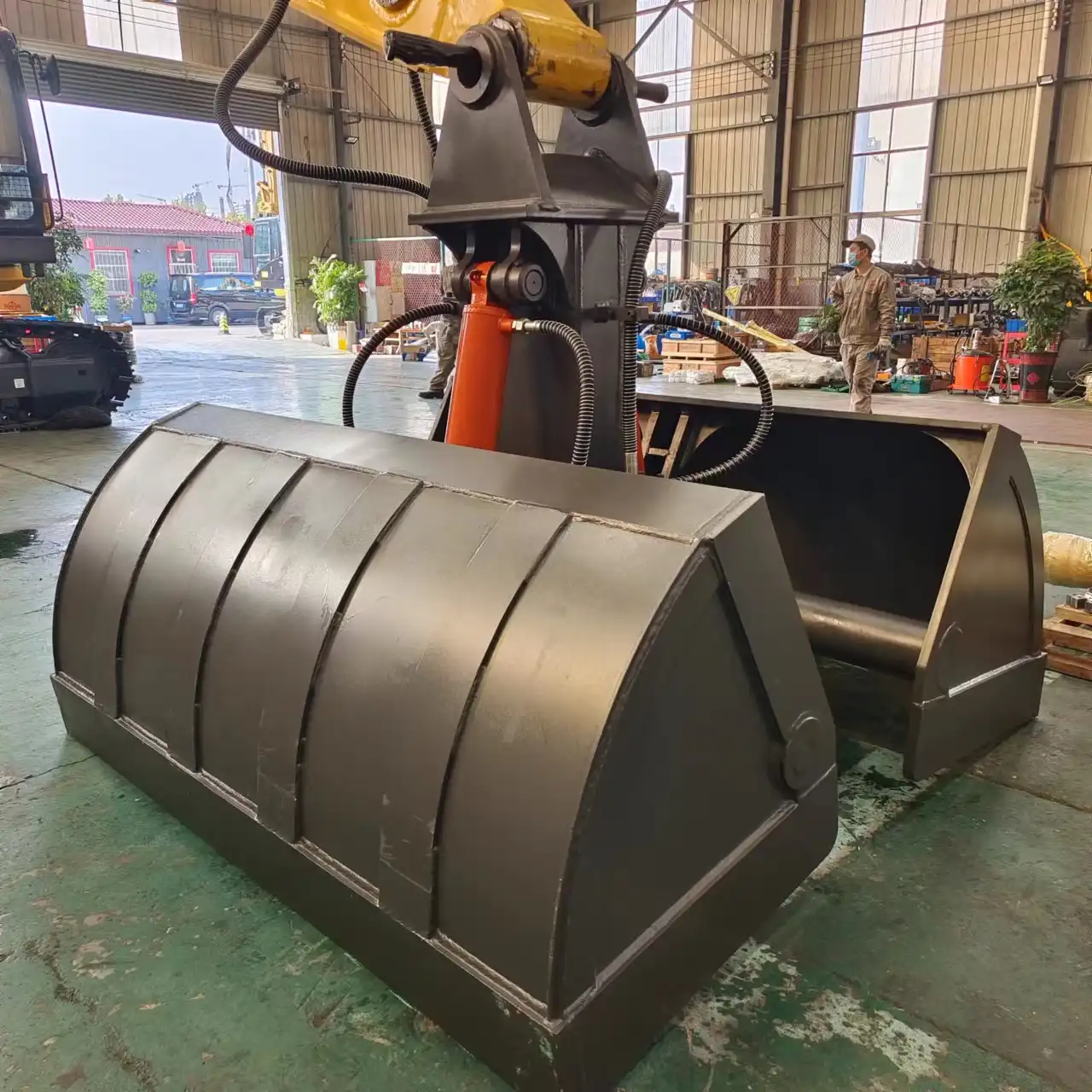 What are the operational differences between a dragline bucket and a clamshell bucket?